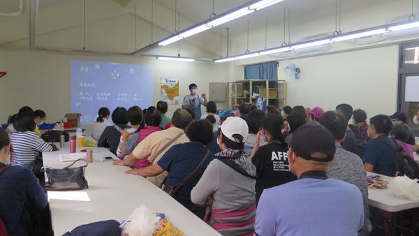 顏老師示範染布折法圖片