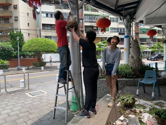 更新名山里民辦公室外的吊掛盆栽圖片